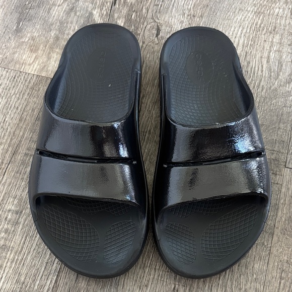 OOFOS Black Slide Recovery Sandals - Picture 1 of 5